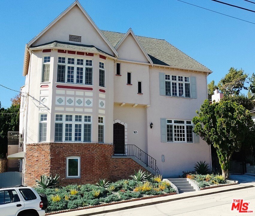 Primary Photo - 3085 St George St