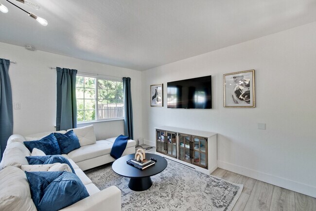 Building Photo - 4000 Rhoda Dr