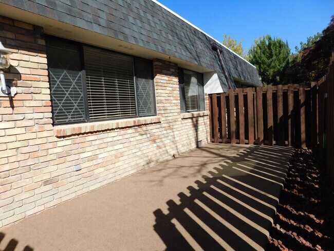 Building Photo - Vintage 70's Unit Available
