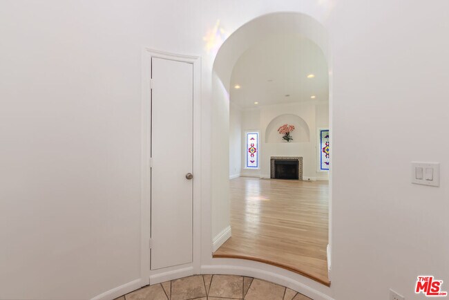 Building Photo - 1557 N Stanley Ave