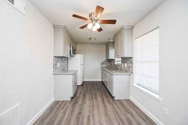 Building Photo - 1518 East Ave