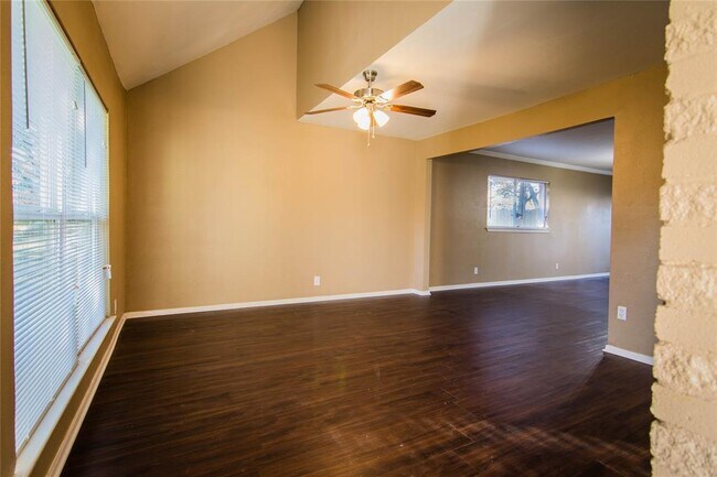 Building Photo - 820 Brentwood Ln