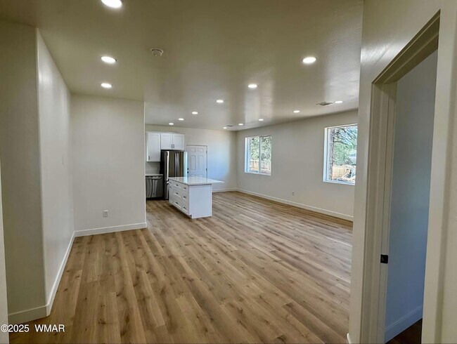 Foto del edificio - 280 N Central Ave