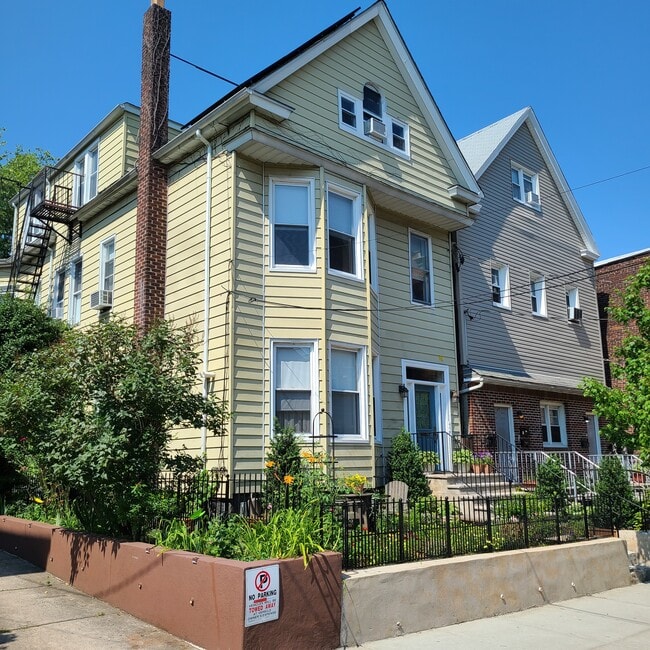 Building Photo - 47 Cooper Plz