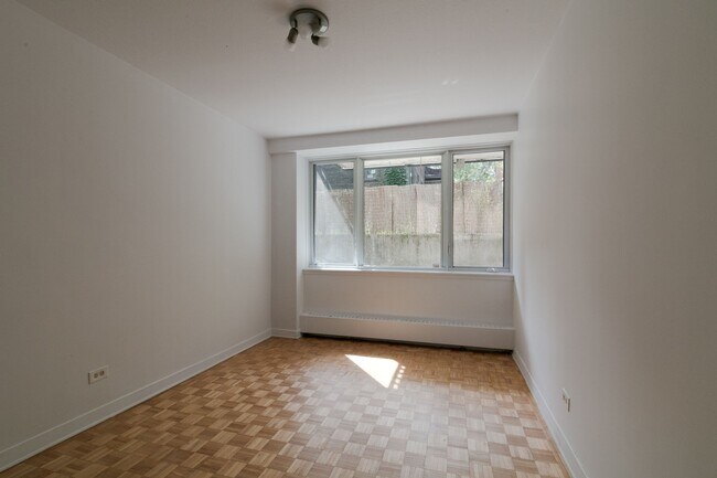 Building Photo - 900 Av. Rockland