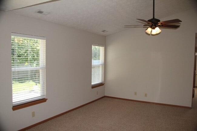 Building Photo - 633 Royce Dr