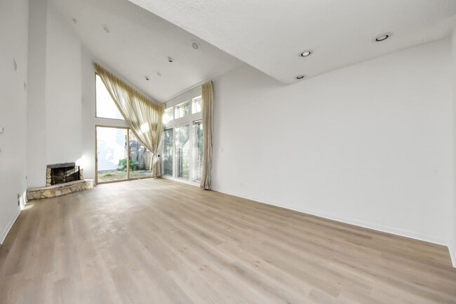 Building Photo - 10743 Boardwalk St