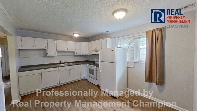Foto del edificio - 3 BD/2 BA Home w/Attached Garage on Large Corner Lot w/Fenced Backyard