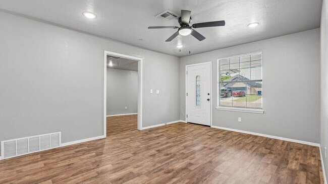 Building Photo - Charming 3 Bedroom Home with Spacious Backyard