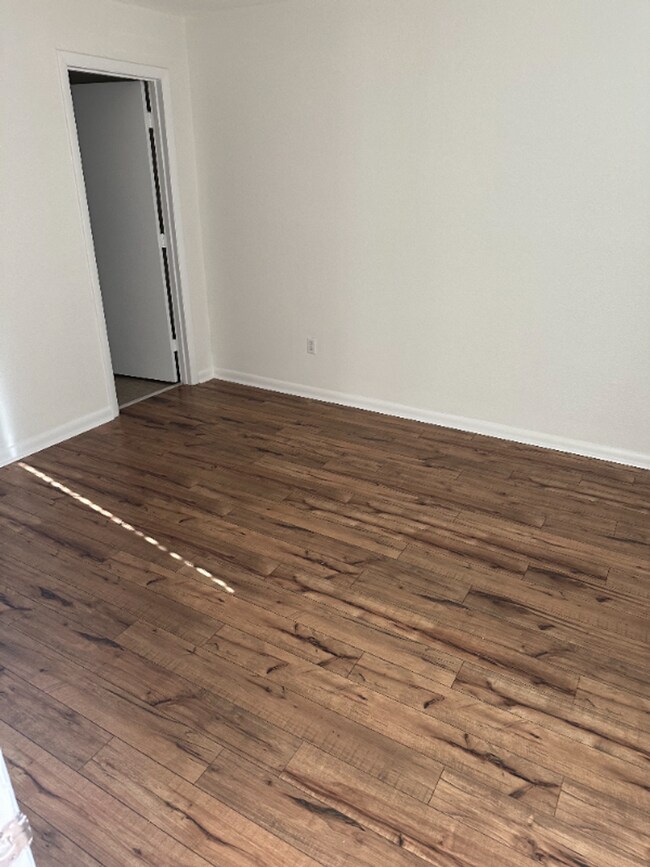 Foto del edificio - Prime Mt. Pleasant Condo Living!