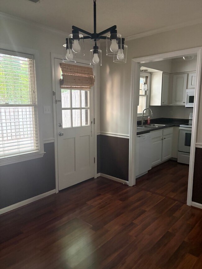 Building Photo - 2 BEDROOM CHARMER-PRIVATE PATIO- 2 brm  2.5 bath-Front Door Parking-On-site Pool-Outside storage-...