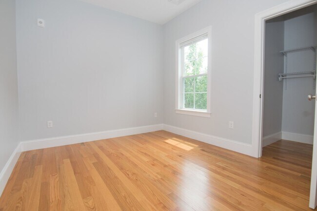 Building Photo - Renovated Massive 4 Bed Right in The Heart...