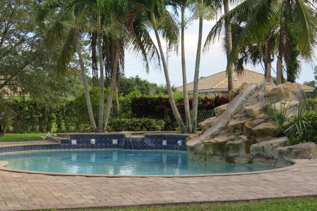 Building Photo - 377 Squire Dr