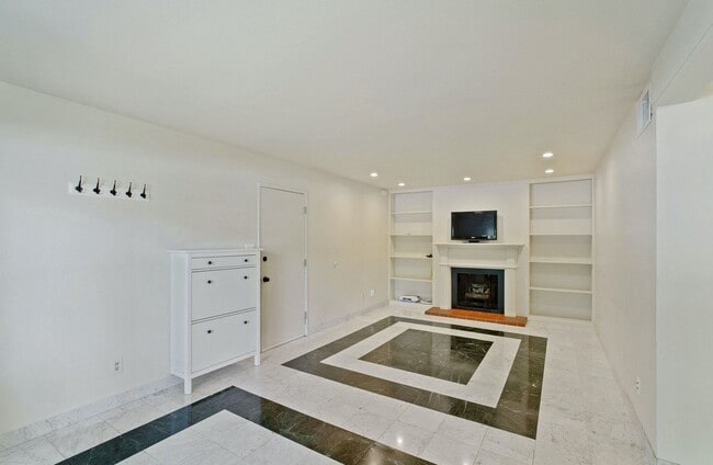 Building Photo - 1160 S Foothill Dr