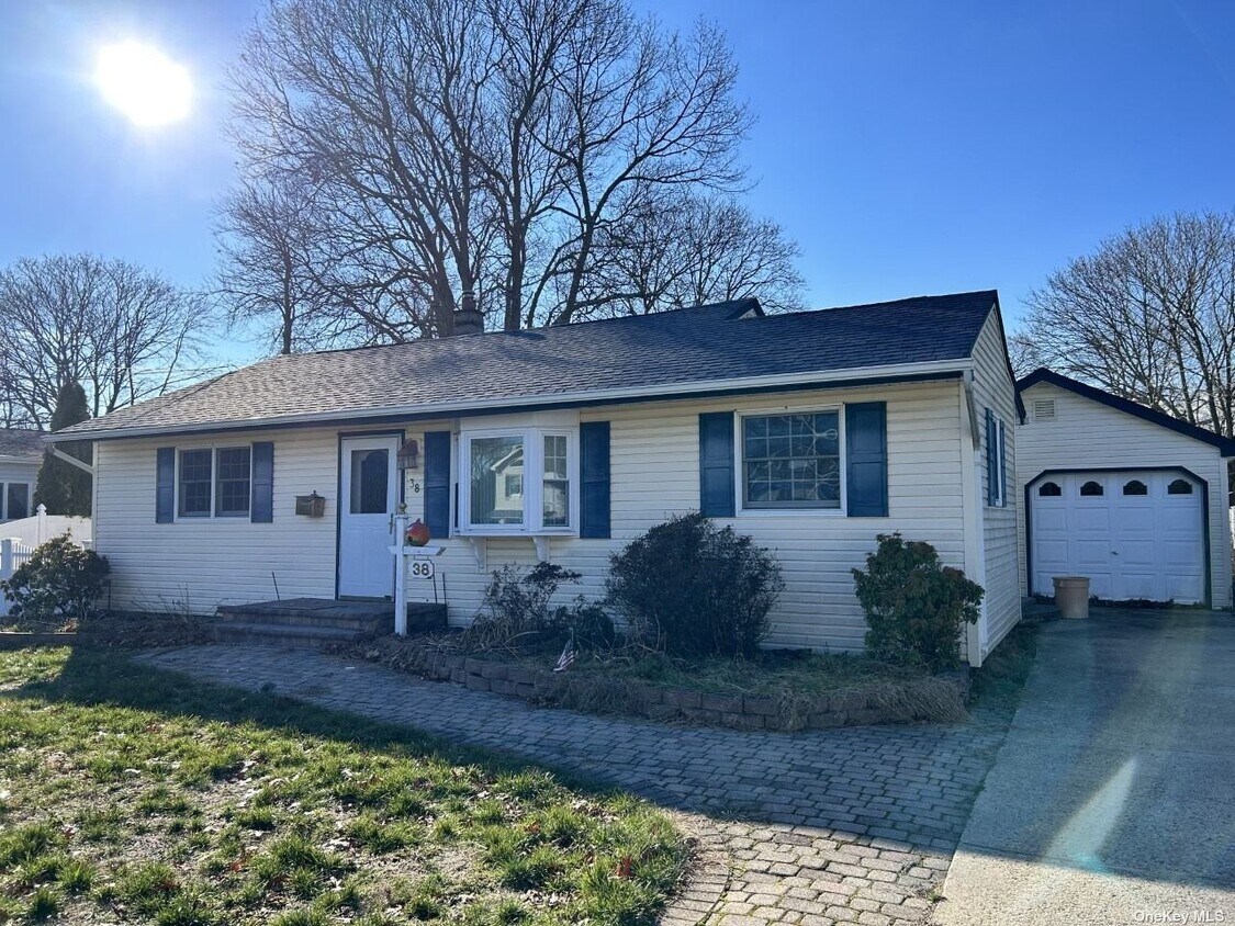 38 Meroke Ln, East Islip, NY 11730 House Rental in East Islip, NY