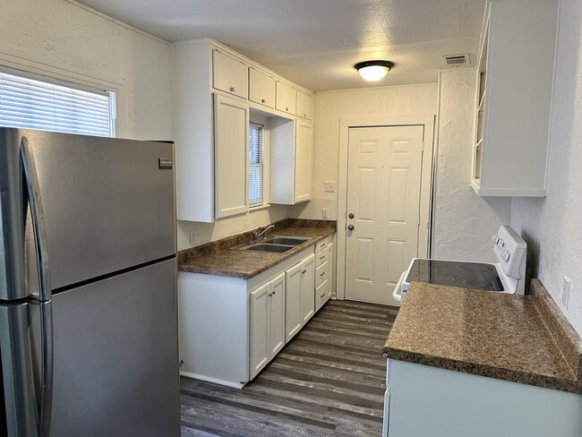 Building Photo - 834 Brinker St