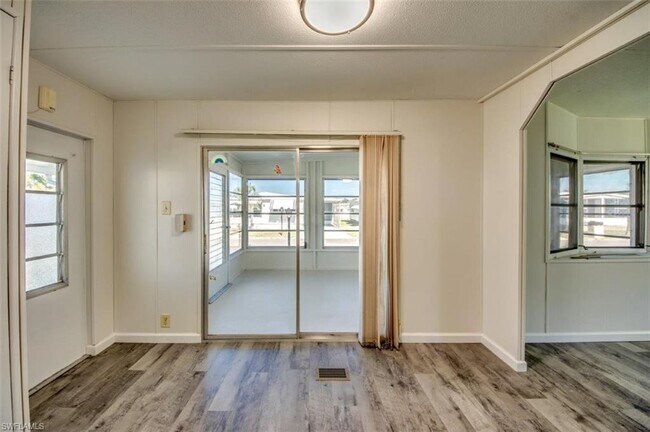 Foto del edificio - 3318 Rainbow Ln