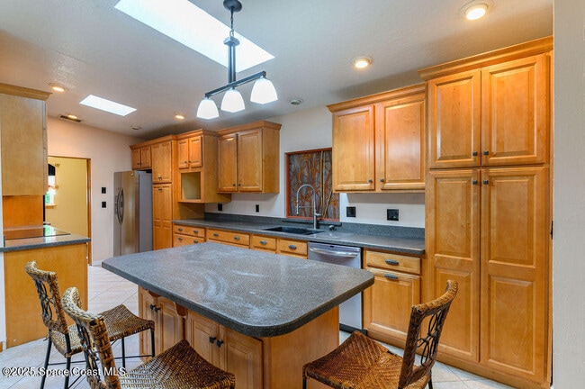Building Photo - 320 Pine Tree Dr
