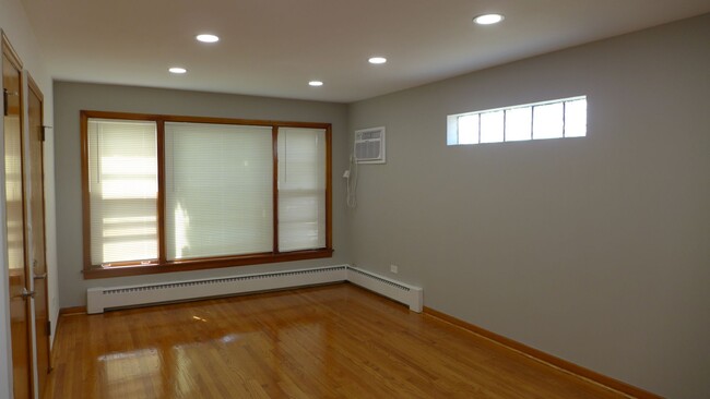 Building Photo - 7430 W Diversey Ave