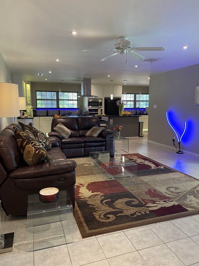 Foto del edificio - 3890 Kenwood Dr