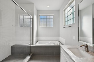 Building Photo - 1040 W 26th St