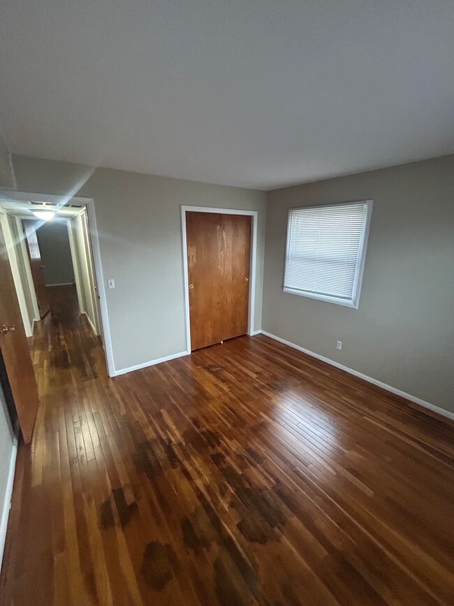 Building Photo - 2 bed 1 bath apartment, hardwood floors, l...