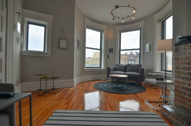Living Room - Clark & Orchard Apartments