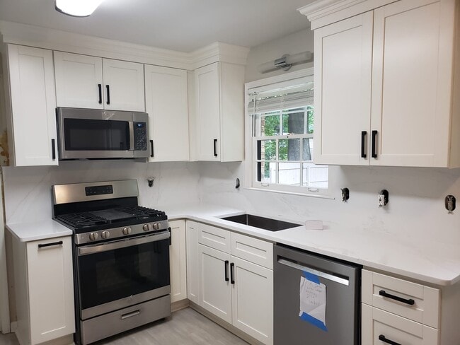 Building Photo - 5649 Roberts Dr