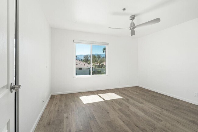 Foto del edificio - 43376 Cook St