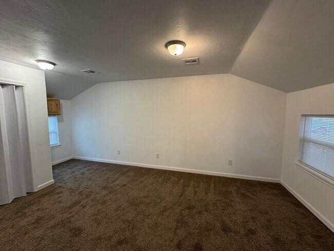 Foto del edificio - 3 bedroom, 1 bath home for rent in OKC near Del City (Sunnylane and 59th).  Completely remodeled ...