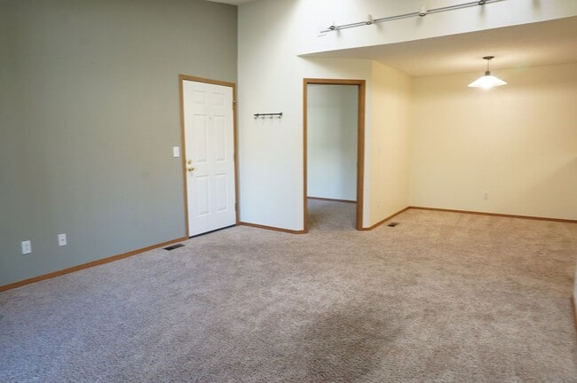 Building Photo - Super Cute, Move-in Ready, Spacious, 2nd F...