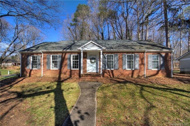 Charming Ranch Home in Matthews - Charming Ranch Home in Matthews