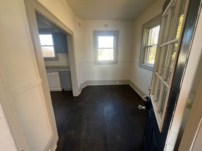 Foto del edificio - Spacious 4-Bedroom, 2-Bath Home with Porches & Basement