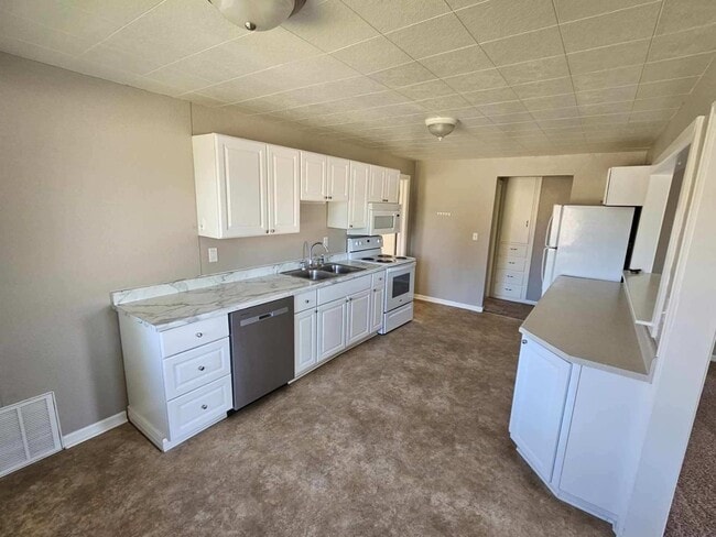 Building Photo - Two Bedroom/One Bathroom Home with Garage