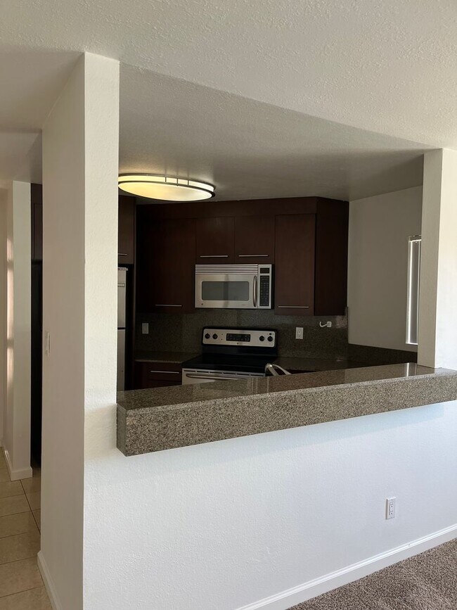Foto del edificio - Upstairs Corner Unit in the Verano Complex