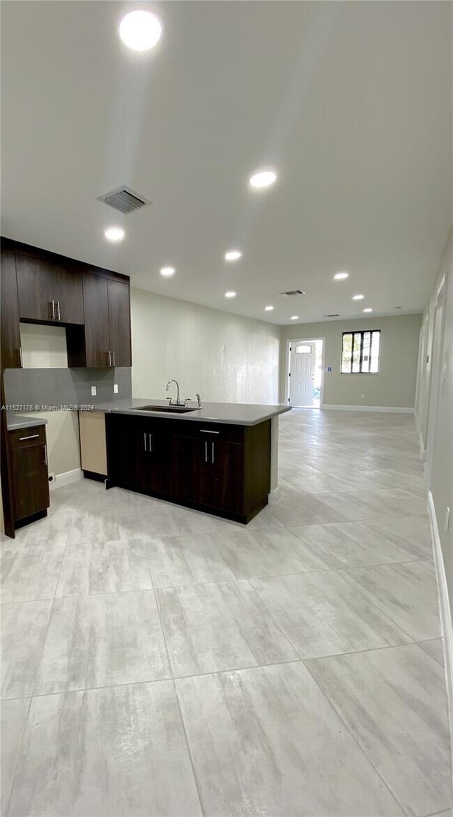 Foto del edificio - 1528 NW 71st St