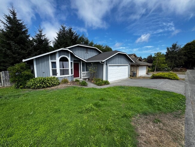Building Photo - Beautiful pet-friendly home in a wooded ar...