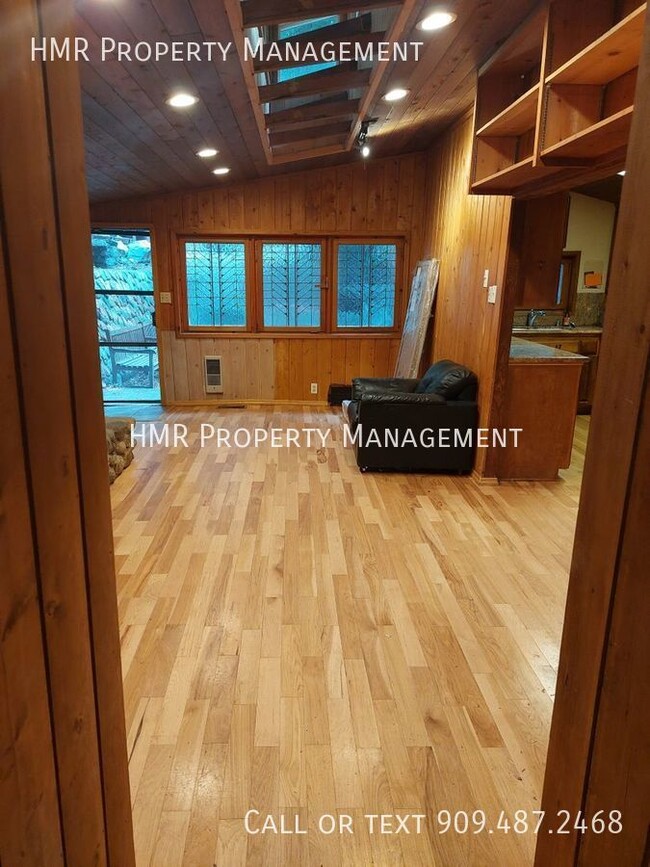 Building Photo - Great location, 20 minutes away from the b...