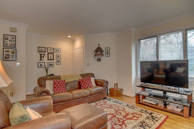 Foto del edificio - Spacious Condo in Ghent Square!