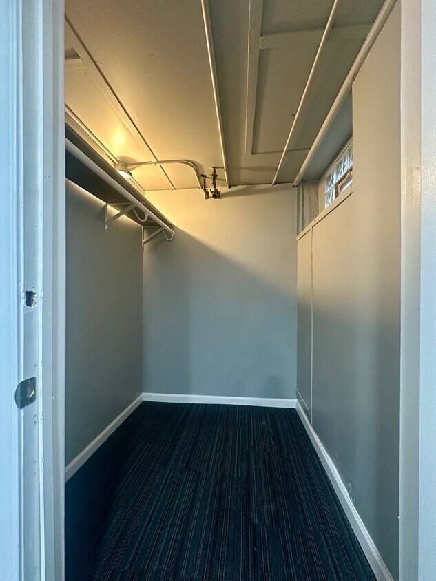 Foto principal - 1727 Reaney Ave E