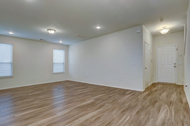 Building Photo - 15803 Smithland Dr