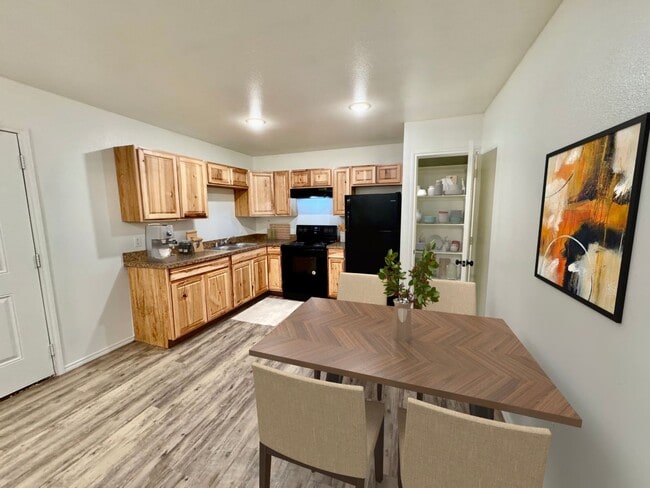 Building Photo - Leasing Special**  MOVE IN READY!