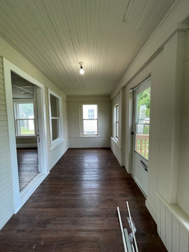 Building Photo - 3 Bedroom/ 1.5  Bath Home