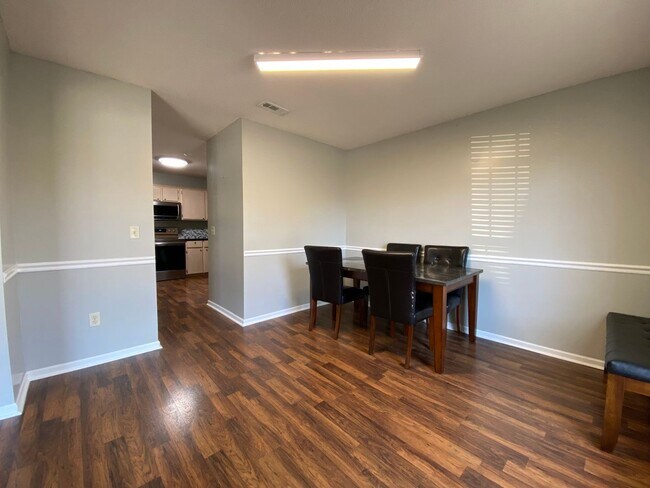 Foto del edificio - LAKE VIEWS FROM YOUR BACKYARD!