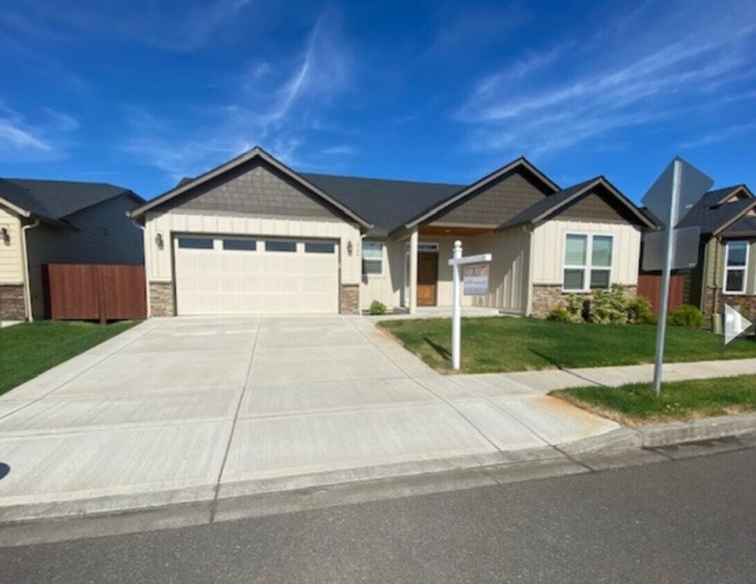 Primary Photo - Classic & Modern Ranch in Battle Ground!