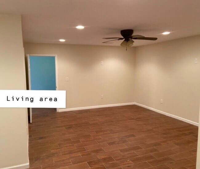 Building Photo - 664 River Bend Dr