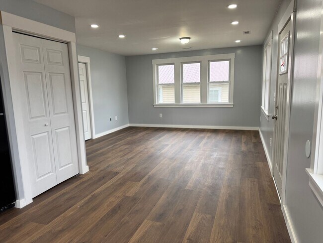 Foto del edificio - 913 E Myrtle Ave