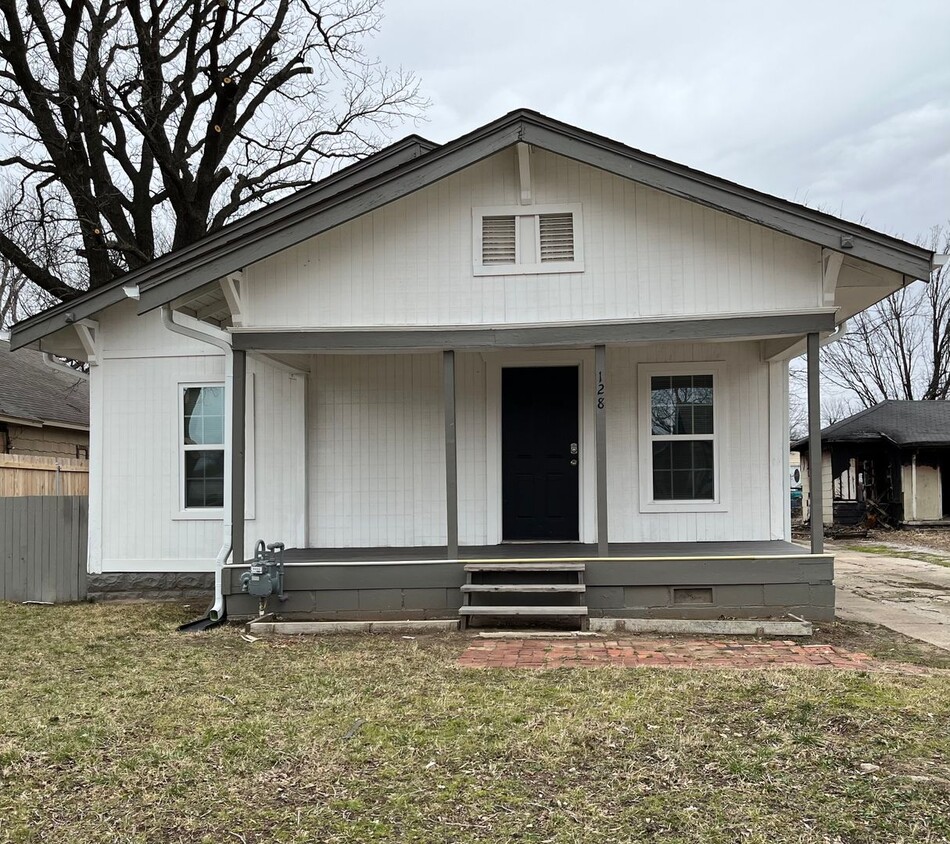 Primary Photo - 3 bedroom 2 bath!