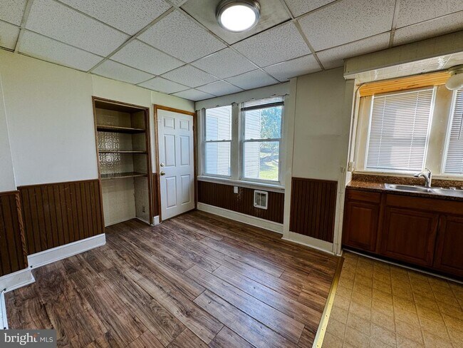 Building Photo - 13 E Water St