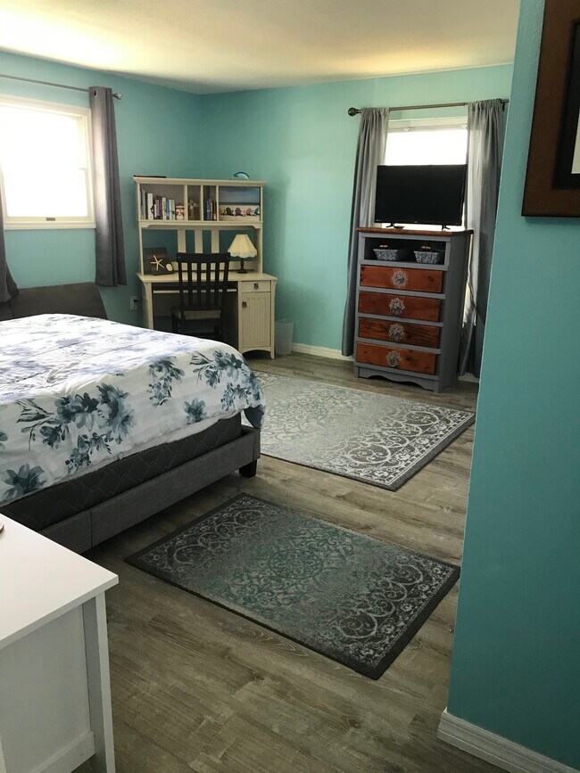 Building Photo - 6500 Poinsetta Ave